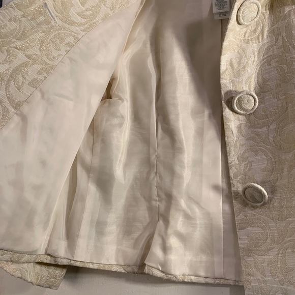 Stunning Emma James Petite Metallic Blazer, Size: 4P, & Color: Cream/Light Gold - Picture 6 of 16